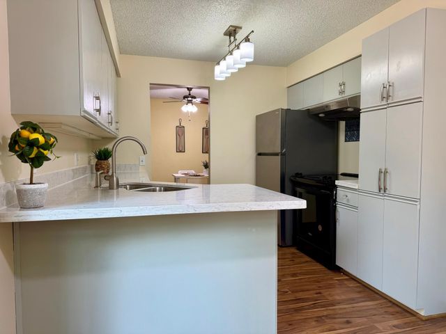 7 Crusader Avenue E D, West Saint Paul, MN 55118