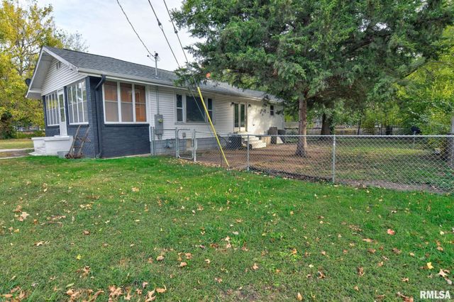 402 E ADAMS Street, Taylorville, IL 62568