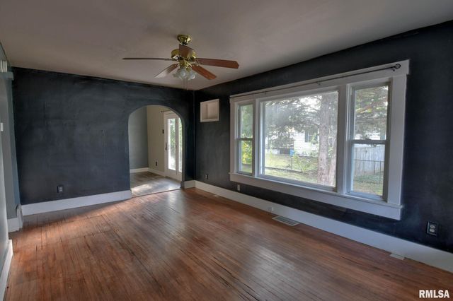 402 E ADAMS Street, Taylorville, IL 62568