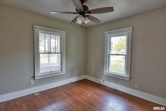 402 E ADAMS Street, Taylorville, IL 62568