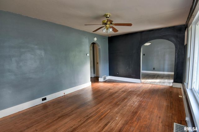 402 E ADAMS Street, Taylorville, IL 62568