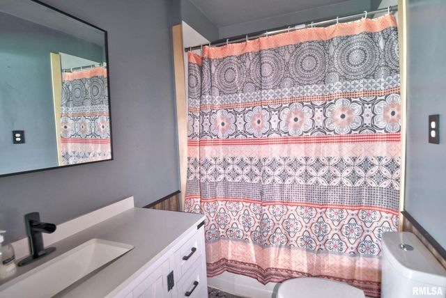 402 E ADAMS Street, Taylorville, IL 62568