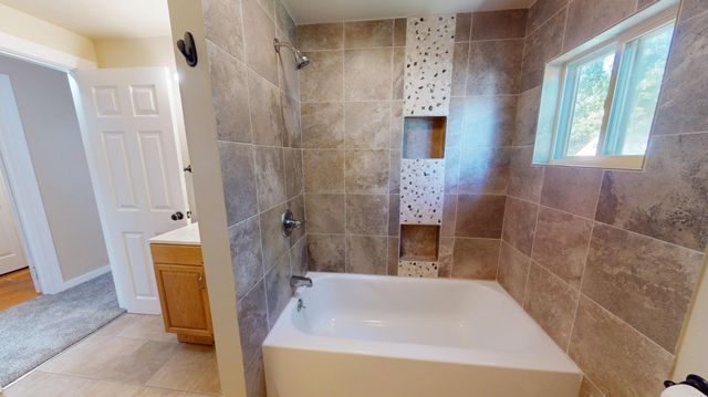 705 Glenview Drive, Albert Lea, MN 56007