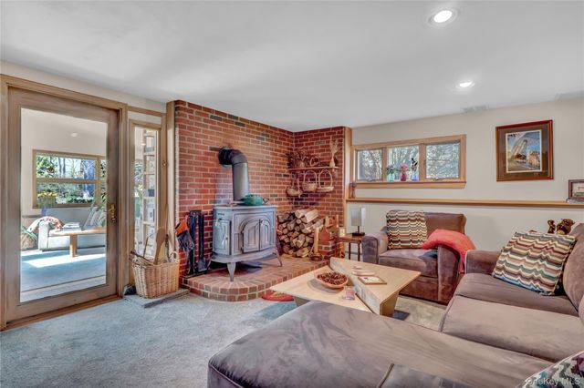10 Laurie Place, Glen Cove, NY 11542