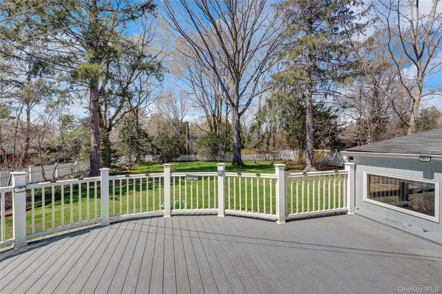 10 Laurie Place, Glen Cove, NY 11542