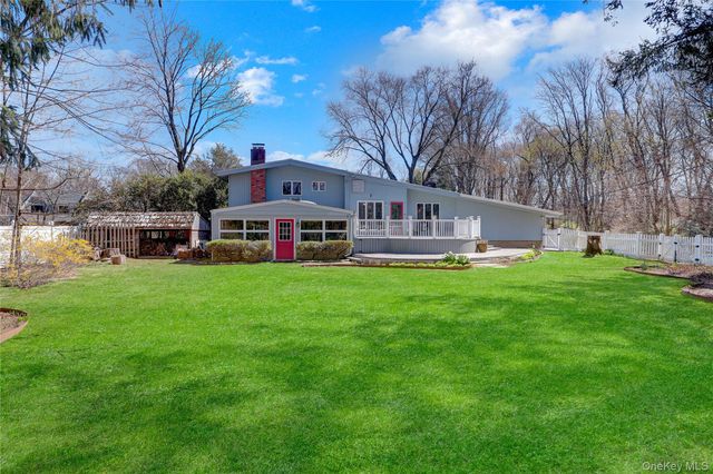 10 Laurie Place, Glen Cove, NY 11542