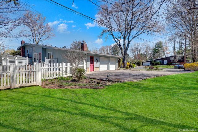 10 Laurie Place, Glen Cove, NY 11542