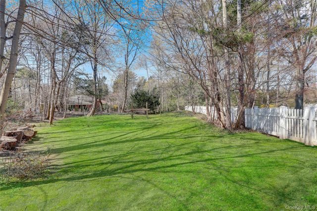 10 Laurie Place, Glen Cove, NY 11542