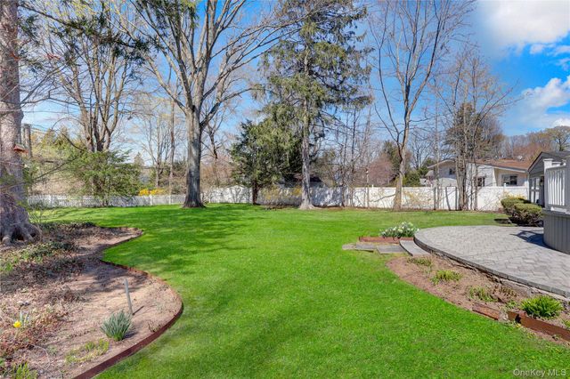 10 Laurie Place, Glen Cove, NY 11542