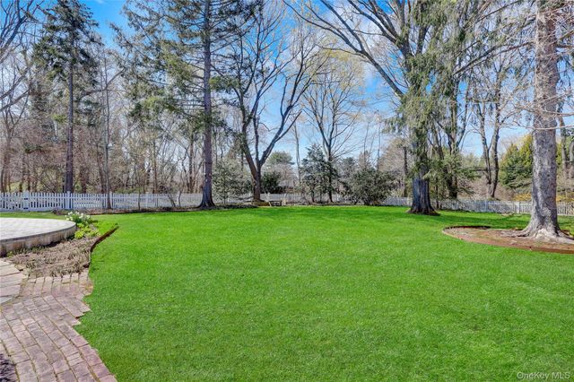 10 Laurie Place, Glen Cove, NY 11542