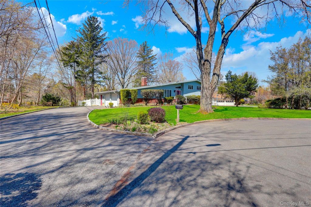 10 Laurie Place, Glen Cove, NY 11542