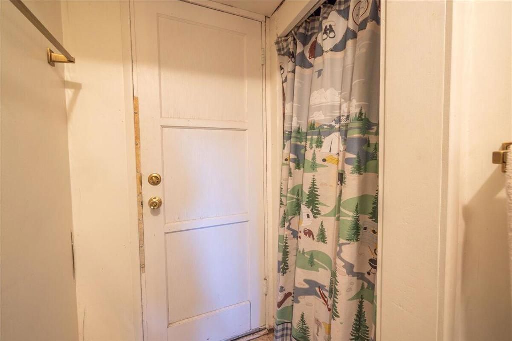 Image 12 of property listing at 520 W Aeroplane Boulevard, Big Bear, CA 92314