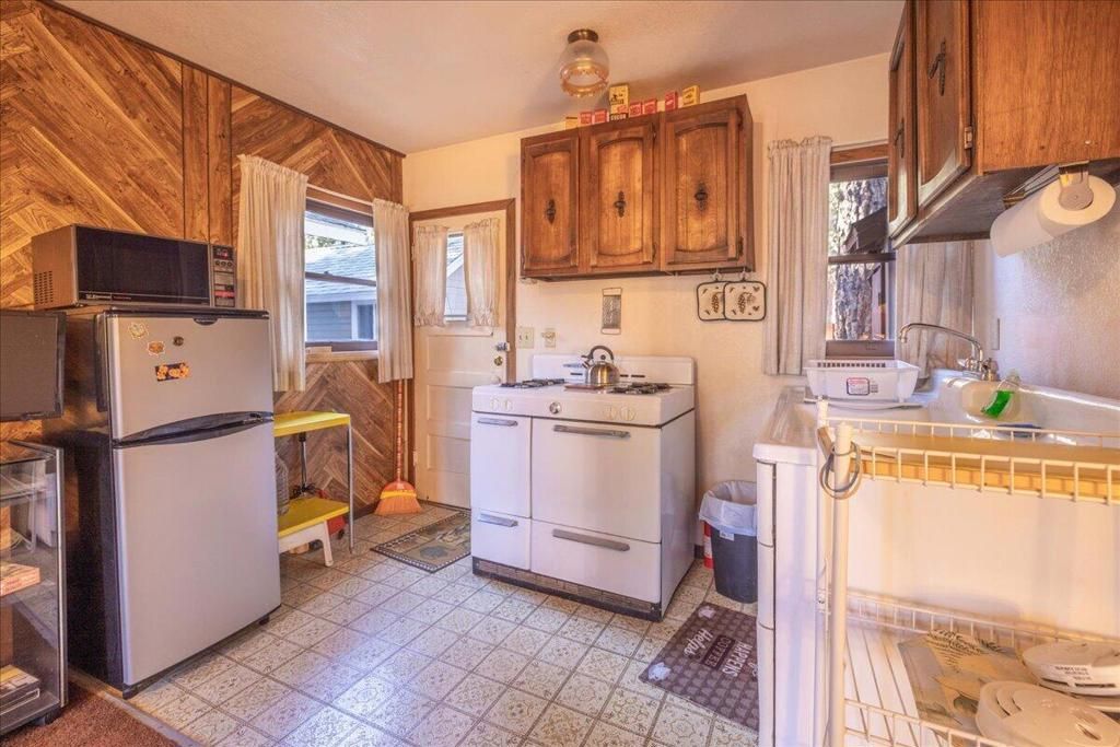 Image 9 of property listing at 520 W Aeroplane Boulevard, Big Bear, CA 92314