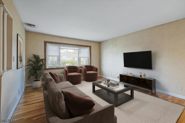 715 Bush Pl, Paramus Boro, NJ 07652