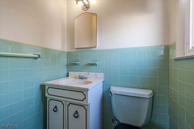 715 Bush Pl, Paramus Boro, NJ 07652