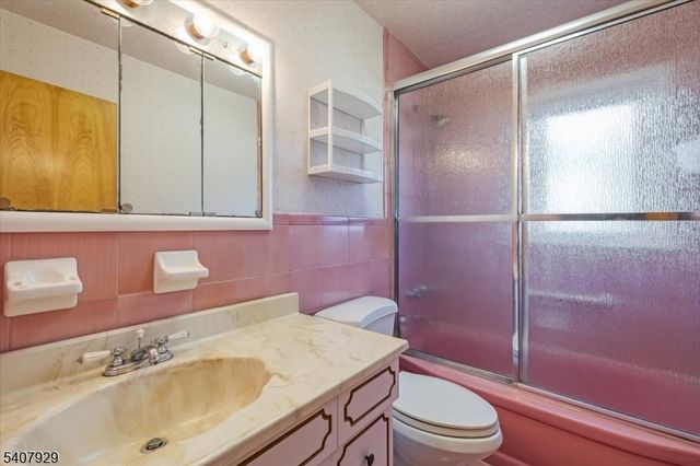 715 Bush Pl, Paramus Boro, NJ 07652