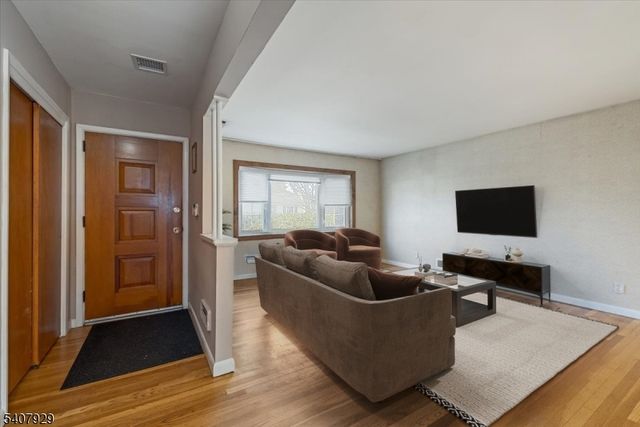 715 Bush Pl, Paramus Boro, NJ 07652