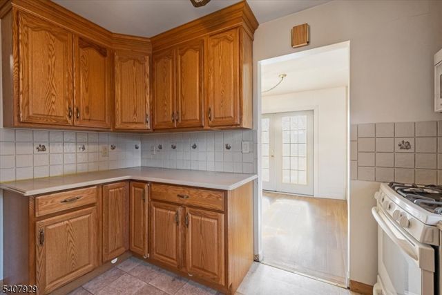 715 Bush Pl, Paramus Boro, NJ 07652