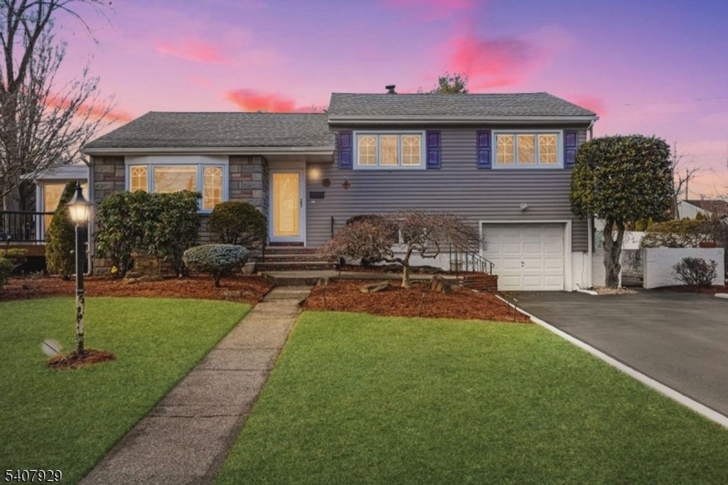 715 Bush Pl, Paramus Boro, NJ 07652