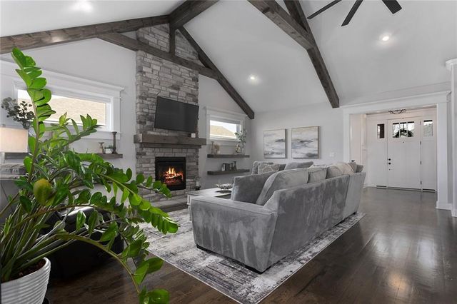 913 SE Wood Ridge Court, Blue Springs, MO 64014