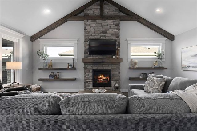 913 SE Wood Ridge Court, Blue Springs, MO 64014