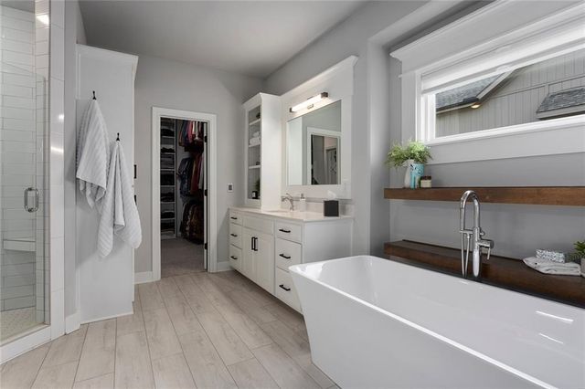 913 SE Wood Ridge Court, Blue Springs, MO 64014