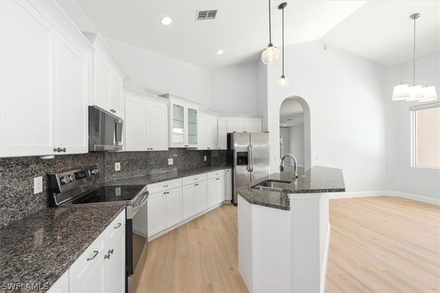 1435 Vintage LN, Naples, FL 34104