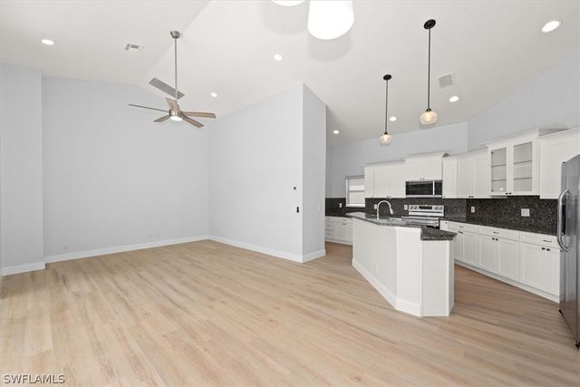 1435 Vintage LN, Naples, FL 34104