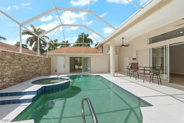 1435 Vintage LN, Naples, FL 34104