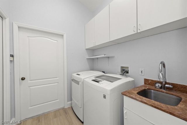 1435 Vintage LN, Naples, FL 34104