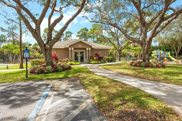 1435 Vintage LN, Naples, FL 34104