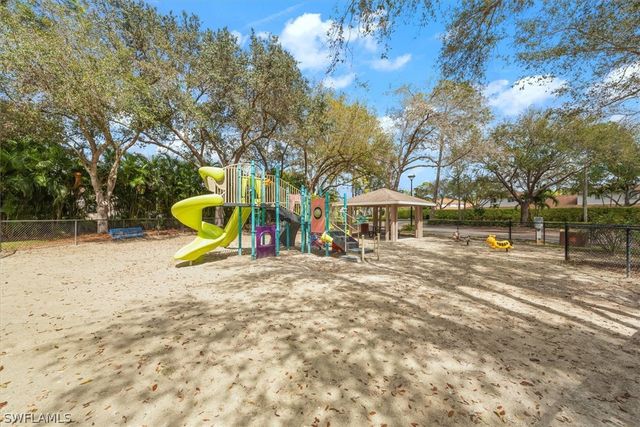 1435 Vintage LN, Naples, FL 34104