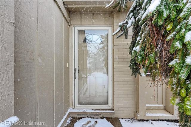 2927 Moon Lake Drive 58, West Bloomfield, MI 48323