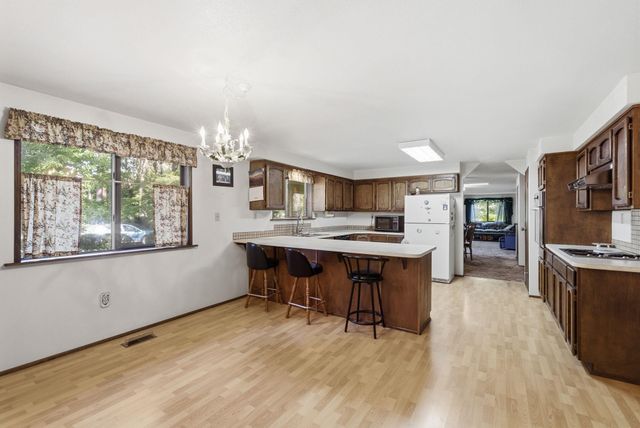9313 N Ellenwood Ct, Nine Mile Falls, WA 99026