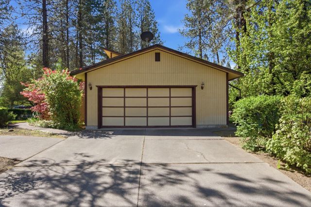 9313 N Ellenwood Ct, Nine Mile Falls, WA 99026