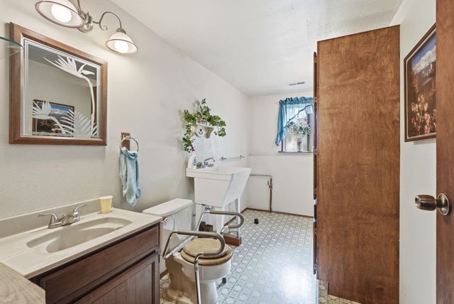 9313 N Ellenwood Ct, Nine Mile Falls, WA 99026