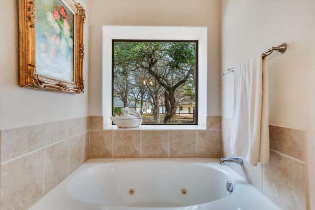 16 Serenade CIR, Wimberley, TX 78676