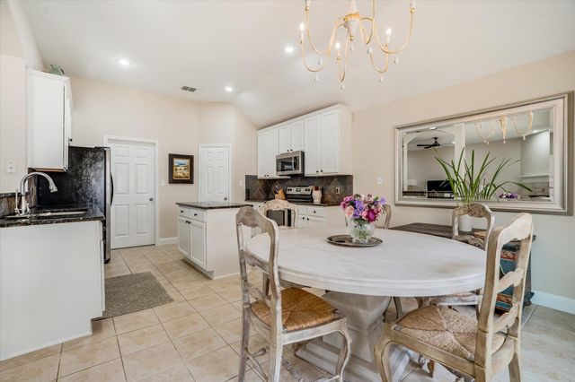 16 Serenade CIR, Wimberley, TX 78676