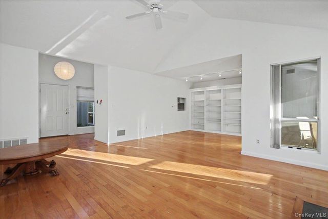 35 North Loop, Rhinebeck, NY 12572