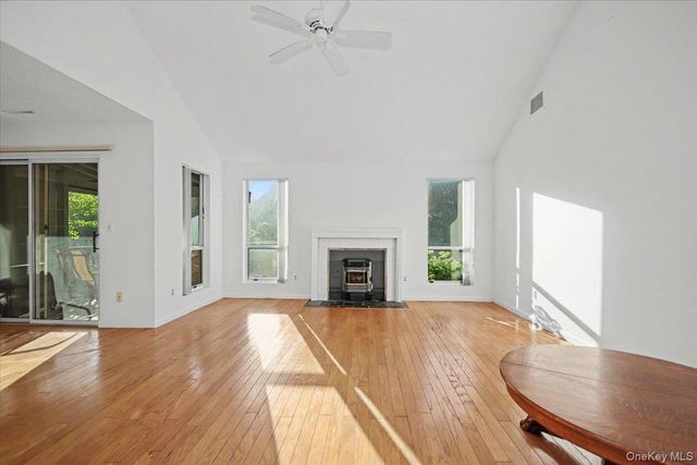 35 North Loop, Rhinebeck, NY 12572