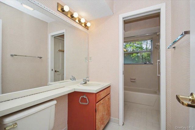 35 North Loop, Rhinebeck, NY 12572