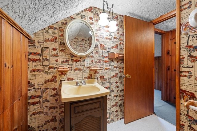 211 Sewall St, Boylston, MA 01505