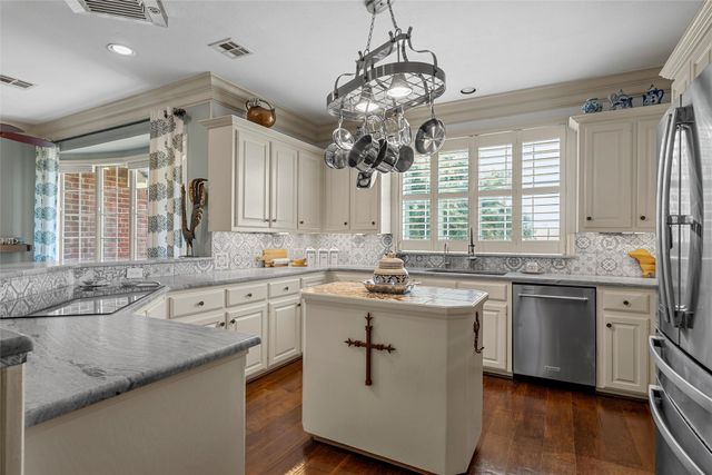 810 Forest Oaks Circle, Woodway, TX 76712