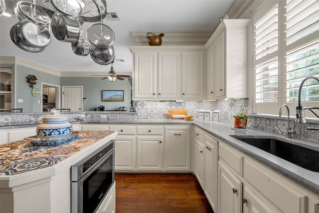 810 Forest Oaks Circle, Woodway, TX 76712