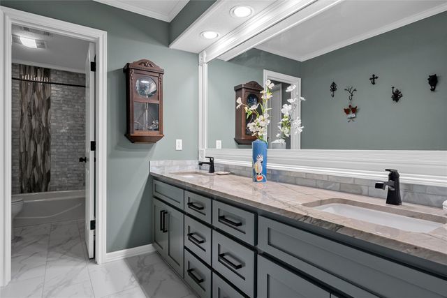 810 Forest Oaks Circle, Woodway, TX 76712