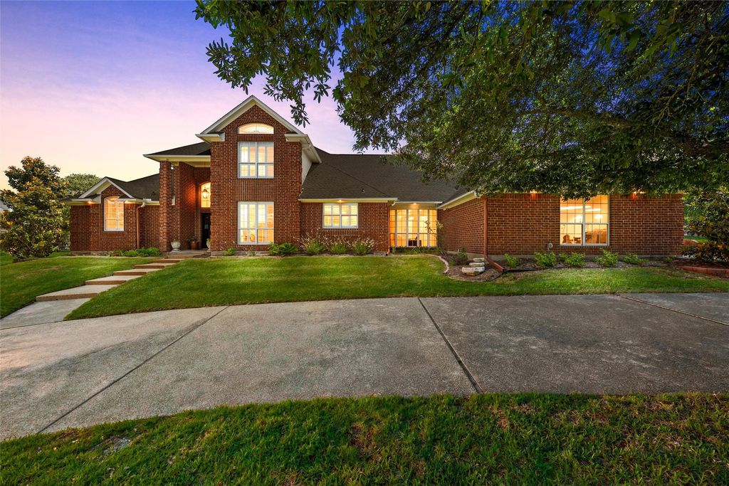 810 Forest Oaks Circle, Woodway, TX 76712