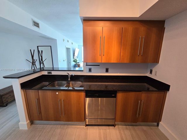 325 S Biscayne Blvd 3719, Miami, FL 33131