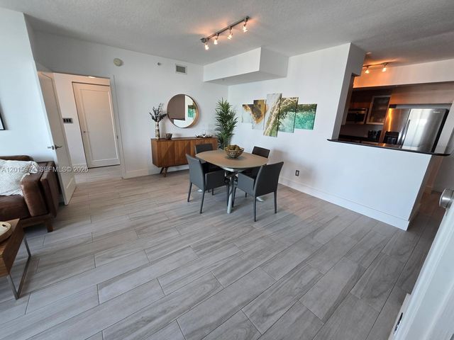 325 S Biscayne Blvd 3719, Miami, FL 33131