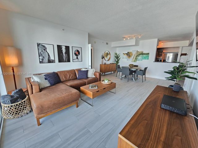 325 S Biscayne Blvd 3719, Miami, FL 33131