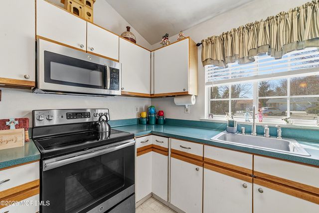 1213 Lindera Plz 213B, Monroe, NJ 08831